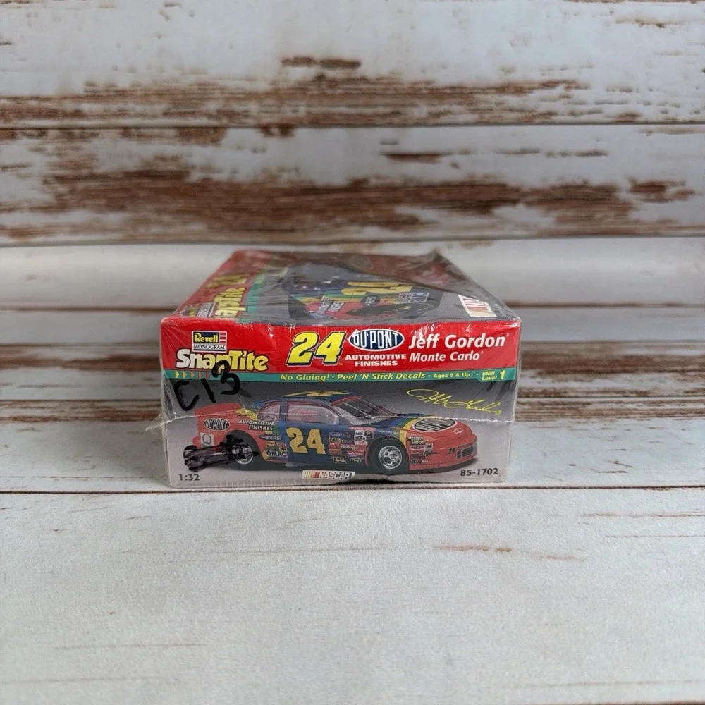 Revell Monogram SnapTite 1997 NASCAR Model Kit 24 Jeff Gordon Sealed